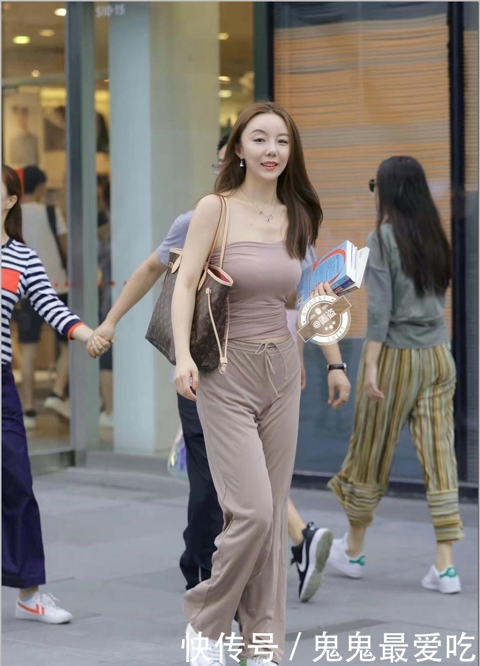 街拍：美女高挑，身体也十分的苗条，穿衣富有