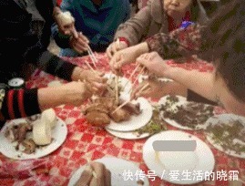 |搞笑GIF：兄弟，你不要着急回家，现在还没到下班时间