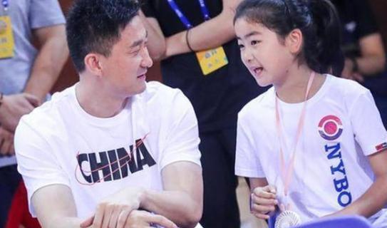 篮球|有种“基因”叫姚明的女儿,10岁身高1米7,网友:我还没孩子高
