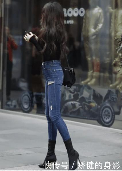 牛仔裤|黑色低胸紧身长袖衫搭配紧身高腰牛仔裤,款式简单,低调有内涵