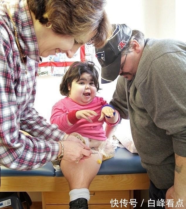 希洛|现实美人鱼女孩:没有双腿长了“人鱼尾”,却从未停止摇摆尾巴