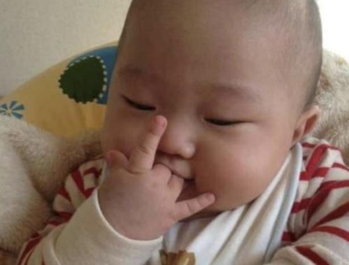 睡眠|宝宝具备“自主入睡”能力时,会用小动作暗示爸妈,记得别忽视