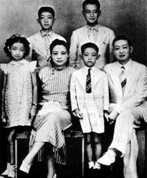 民国最成功二房,以正妻名义娶进门,赶走大房,还将三房拒之门外