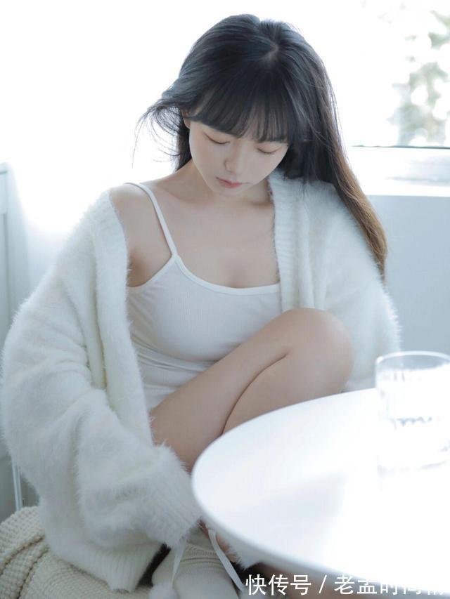 白色|白色吊带背心搭配白色毛衫,美女不做过多修饰,依然很漂亮