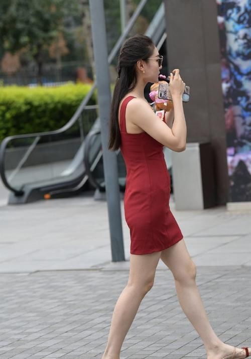 连衣裙|路人街拍这样的基础款连衣裙,随便穿穿都很抢眼啊