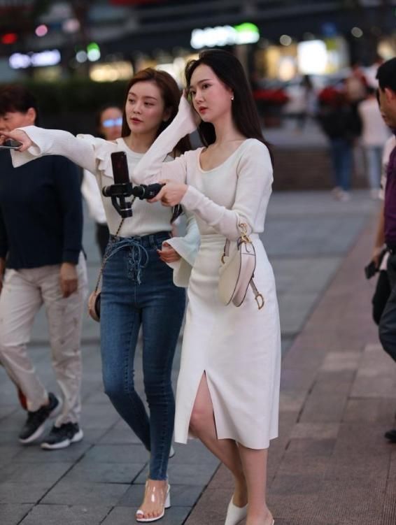 闺蜜俩出街,尽情释放天性