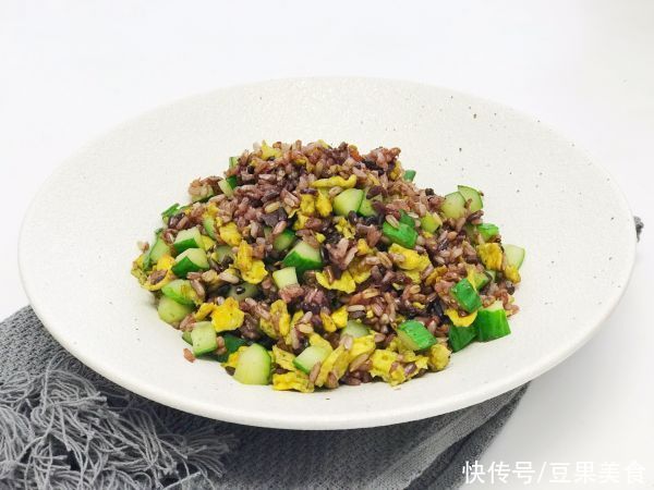 减肥|减肥也能吃的炒米饭，一周吃3次，让一个月掉10斤肉，越吃越瘦