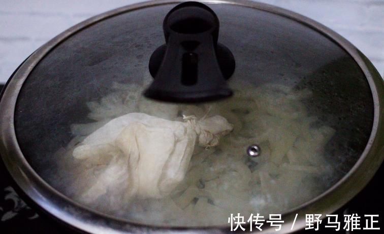 做猪皮冻,不能直接焯水!多做1步,晶莹剔透,爽滑Q弹,没腥味