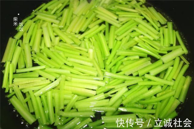 好吃|炒芹菜，别直接下锅，多这一步，芹菜清香又脆嫩，素炒也好吃