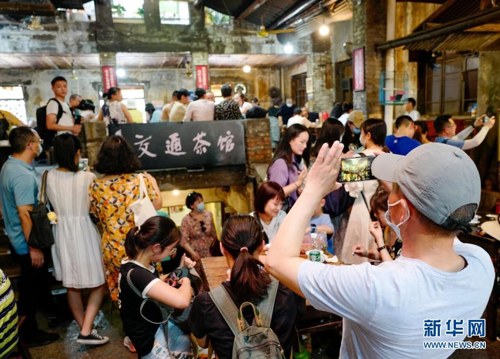 四川美术学院|重庆交通茶馆：一位画家眼中的人间万象