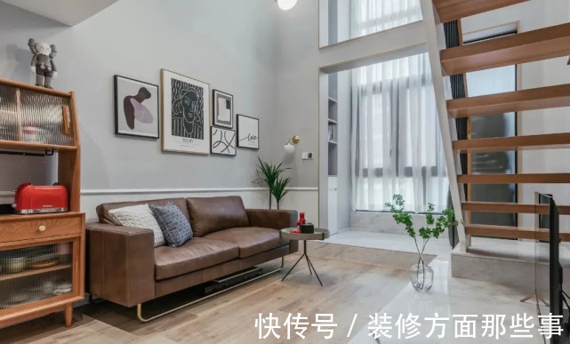 一面窗|95平混搭风复式房子墙面纯白+浅灰色,彩清浅柔和却不失层次感