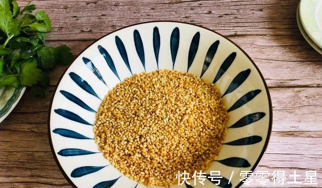 炒米|别总是买芝麻糊吃,自己做一瓶核桃芝麻粉,味道更赞还特别省事!