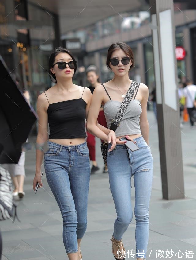 墨镜 灰色的百搭款吊带,搭配黑色墨镜和斜挎包,十分休闲!