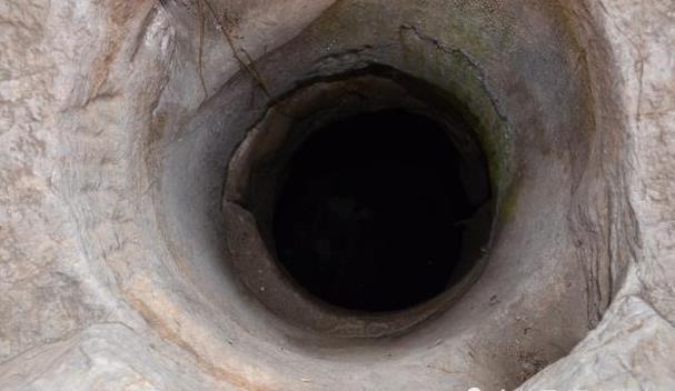  地下沟|清朝灭亡后，很多珠宝都被扔进了故宫的深井里，为何没有人去打捞