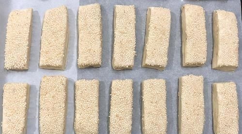 用面粉和白芝麻做脆饼，酥香掉渣，层层薄如纸，做1次吃3天省事