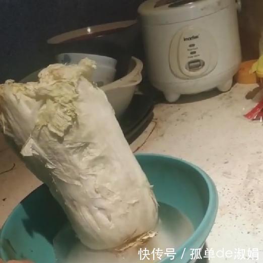 草根歌手阿宝近况惨淡!厨房摆设潦草,放置白菜碗盆有黑色不明物