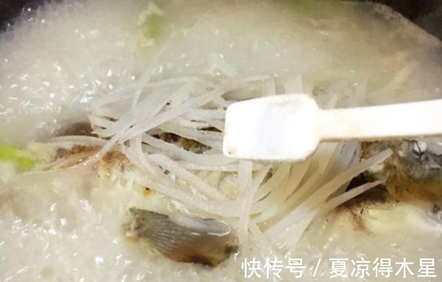 炖鱼汤时,直接加水炖不好喝!做好3个步骤,鱼汤浓白不腥,好喝!