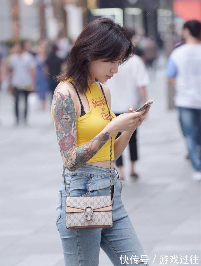 马丁靴子 黄色短衫搭配浅色牛仔裤,完美地塑造出时尚风格的休闲装!