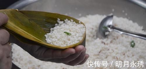 不会包粽子?小伙慢动作讲解,一卷一捏一盖,手法简单,一看就会