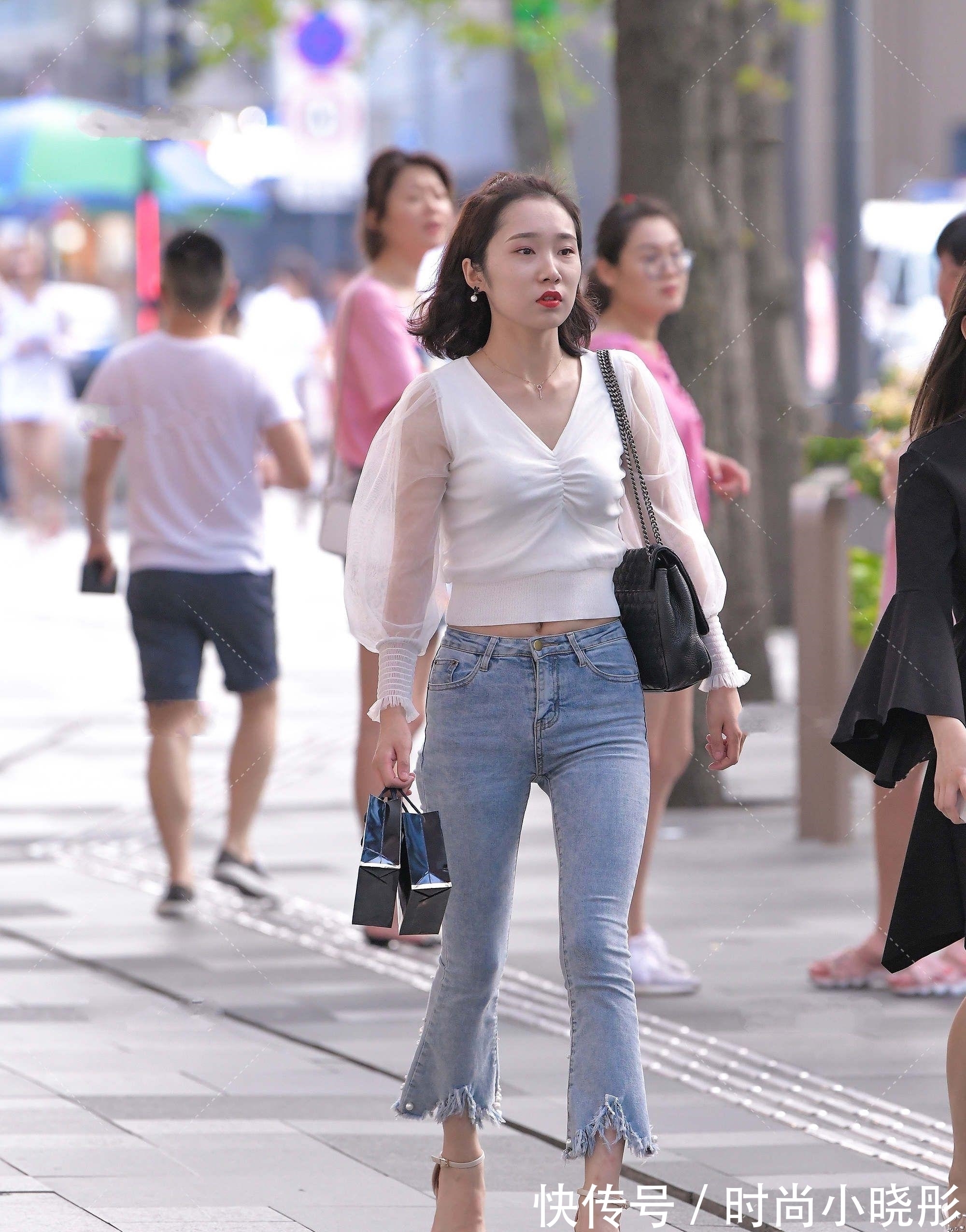 轻纱 轻纱上衣搭配牛仔裤,白蓝色系,散发别样美感