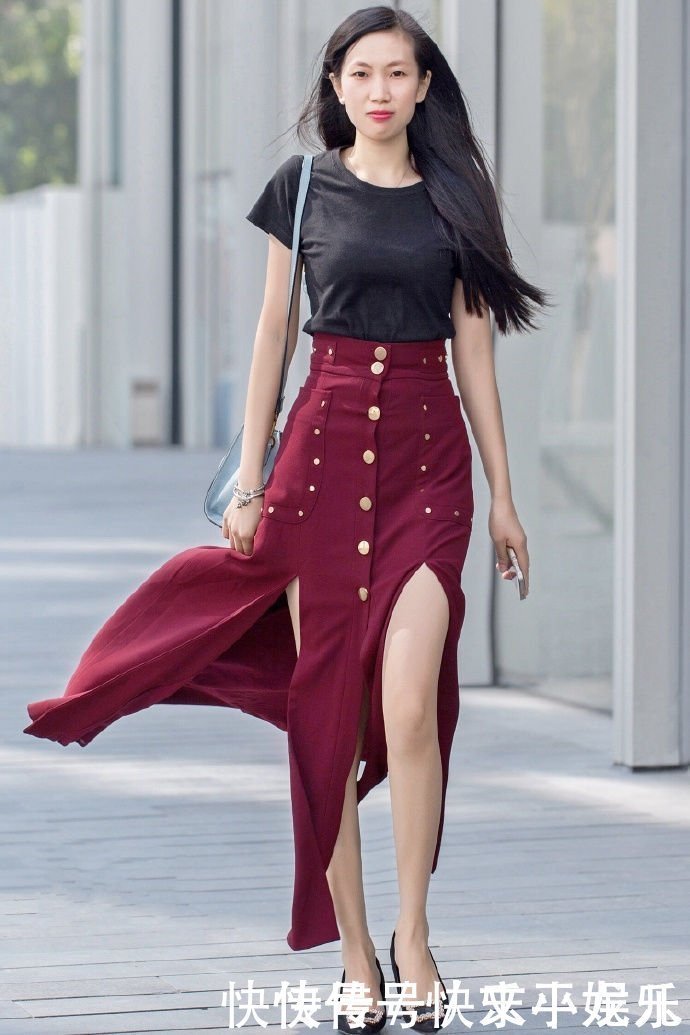 街拍个性时尚的小姐姐,穿搭紧身裙,彰显出十足魅力