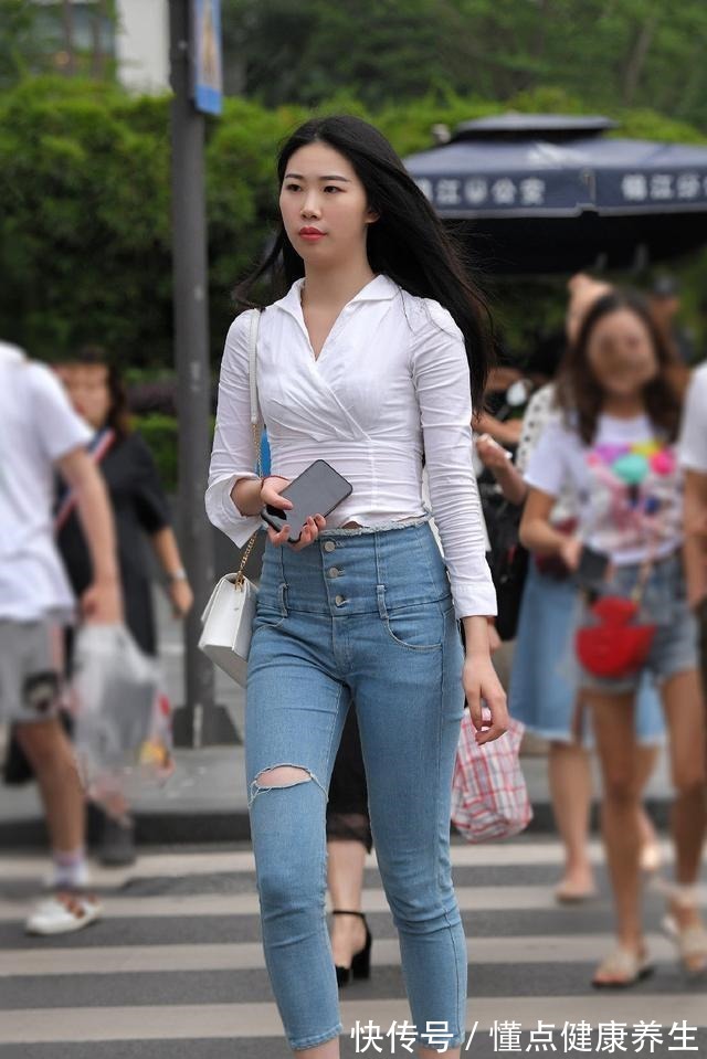 搭配 白色低胸短袖搭配黑色风格打底裤,整体造型美美哒,气质十足!