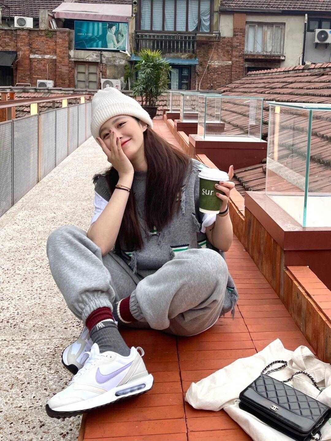 打底裤 别再用大衣搭紧身打底裤了!今年适合与大衣搭配的,是这几条裤子