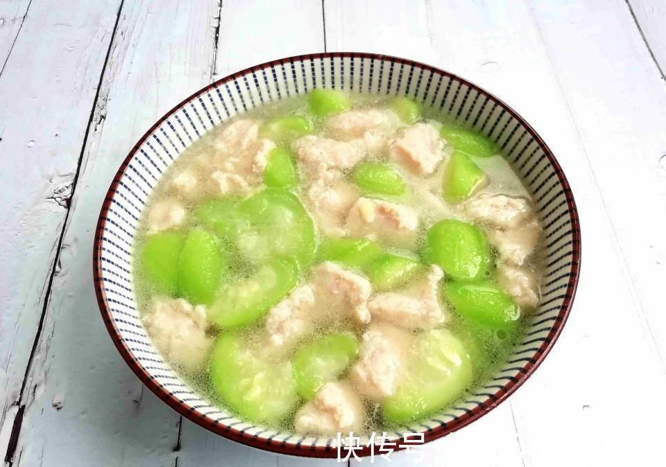 朋友圈晒晚餐,婆婆看到后,连夜转来600元,太尴尬了!