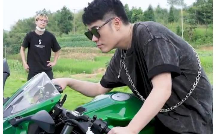 五哈第二季陣容官宣，全員拍攝宣傳片時，鹿晗白得像被P上的