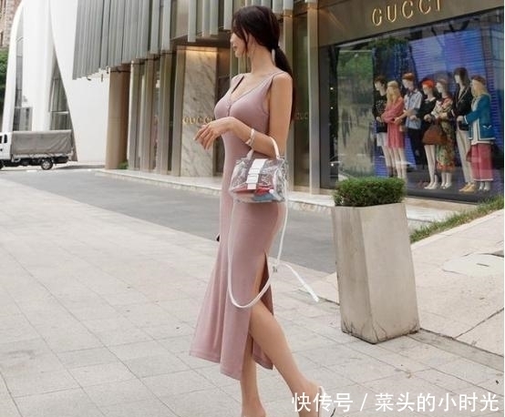 气质女神搭配合身剪裁的连衣裙，显得分外迷人