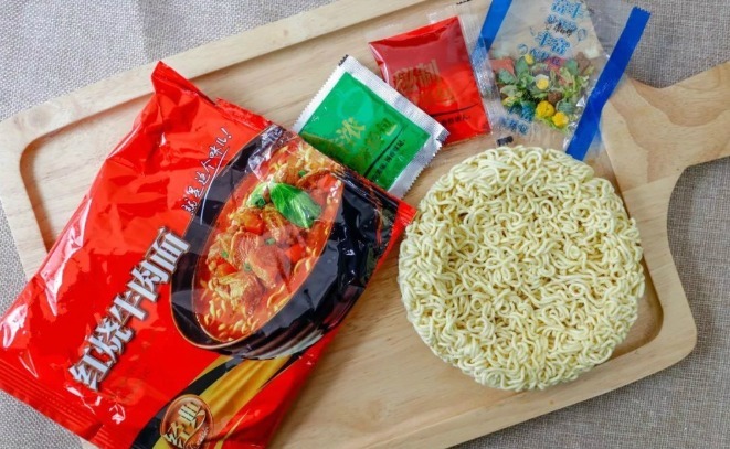 煮泡面时,先放料包还是面饼顺序做不对,难怪油水大还不好吃