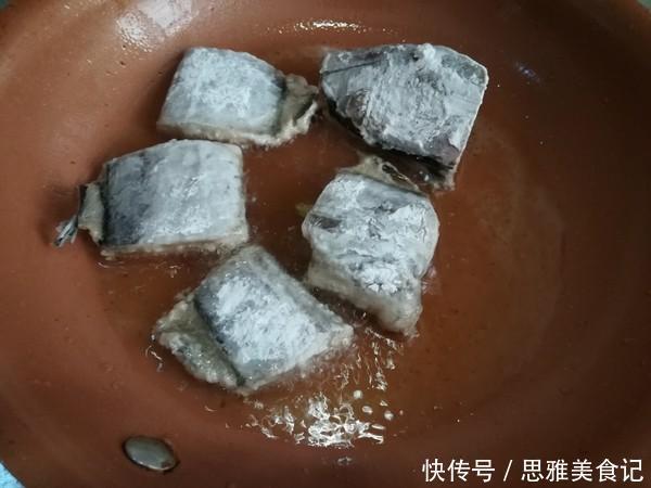 带鱼|煎带鱼,万万别再这样做了,用它上浆,肉嫩不破皮、还不粘锅!