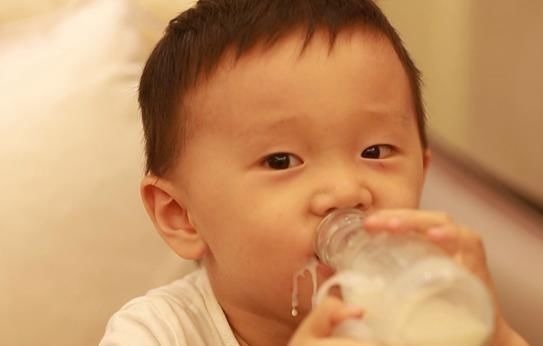 睡眠时间|为什么外国人长得又高又壮?网友:每天喝不少牛奶, 能不高吗