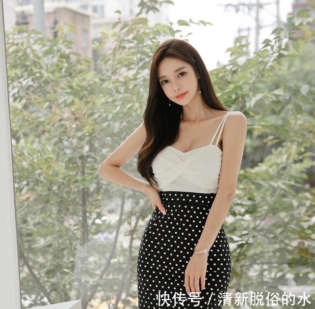 潮流|潮流穿搭:孙允珠清凉雨夏纯白萝莉吊带波点裙