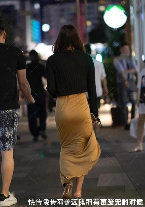 轻熟|姜黄色褶皱高开叉长裙,外披黑色开衫,优雅美丽尽显轻熟的美
