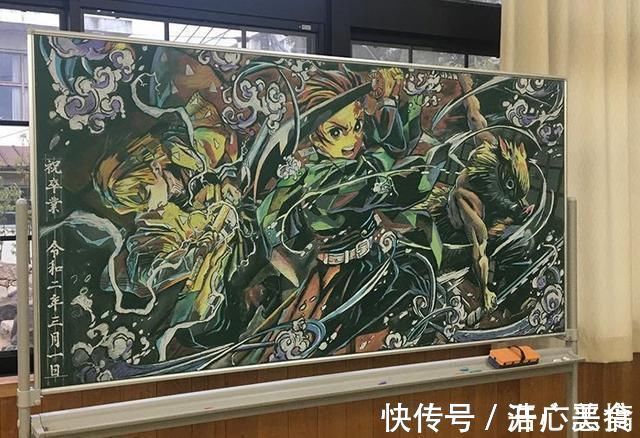 黑板报|日本的老师动漫细胞有点强:黑板上画动漫场景,落叶堆皮卡丘