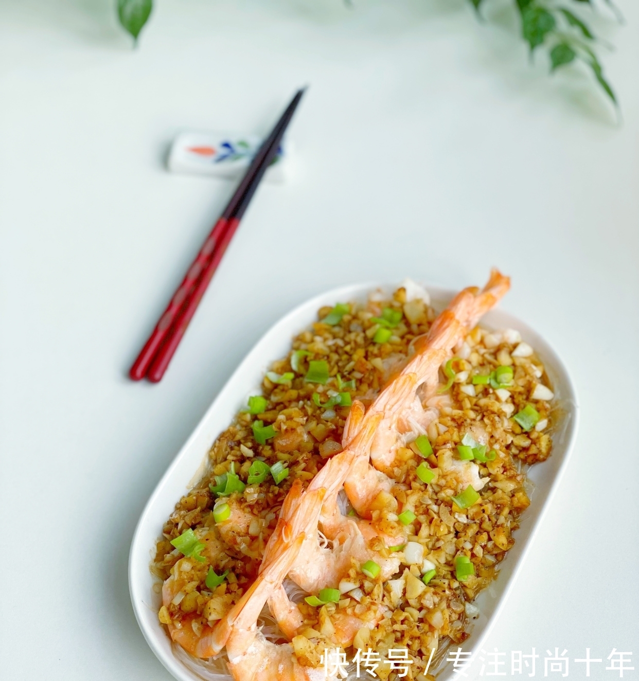 入味|蒜蓉粉丝蒸虾,粉丝不要焯水记住1招,虾肉鲜嫩粉丝入味又好