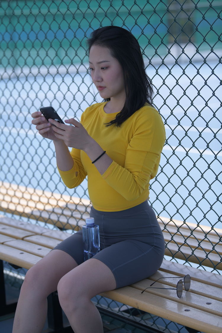 穿搭|美女街拍:运动风格的穿搭是趋势也是潮流,特别是大家非常喜欢,时尚又好看