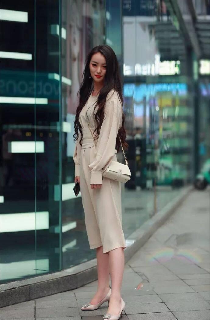 高跟鞋 小姐姐脚上搭配上一双一字带的高跟鞋,能够增添她整体的气质