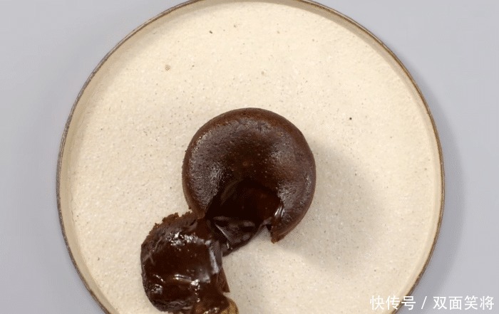 孩子|孩子爱吃的巧克力流心蛋糕,香甜味美,软嫩营养,吃了一次还想吃