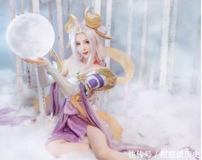 王者|小女生cos王者荣耀嫦娥，和兔子对视心都萌化了，网友：好腿！