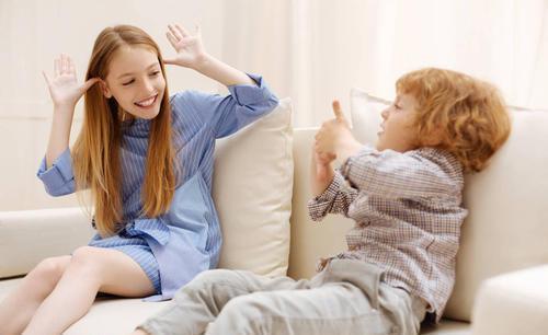 养育|2岁姐姐被3个月大弟弟吵醒,发现妈妈不在后,姐姐的举动让人泪目