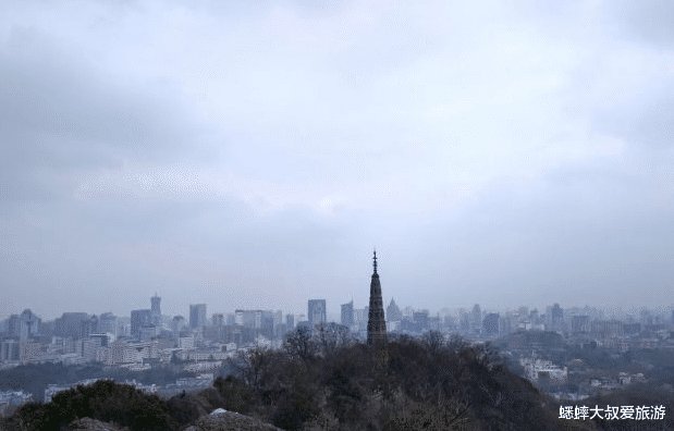 太好玩了！杭州宝石山有一另类景点，左看像蛤蟆右看像狮子！