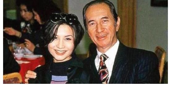 富人|赌王女儿何超仪三层别墅曝光！墙壁挂满名画，嫁富豪老公未生子
