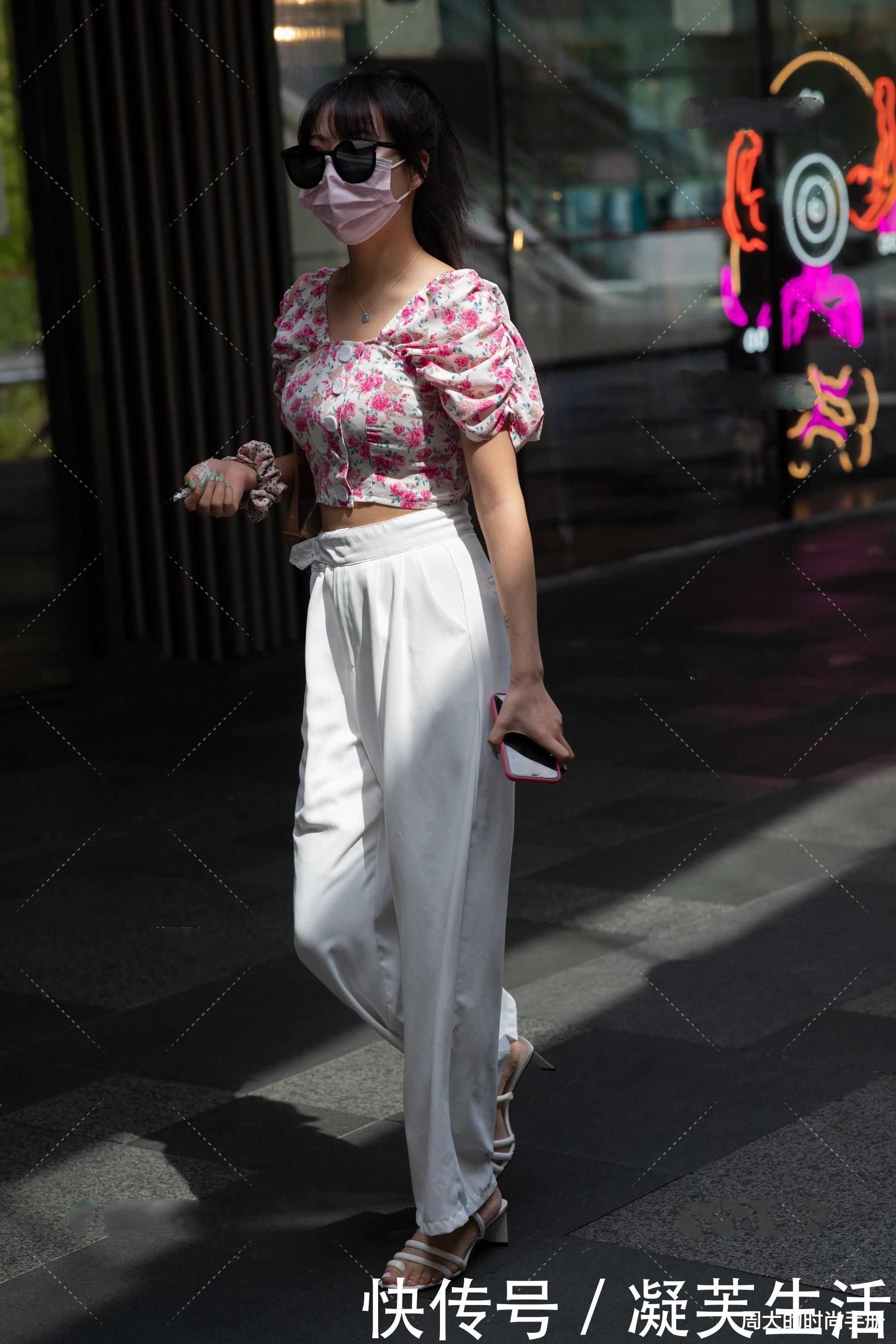 纯白色|纯白色阔腿裤搭配小碎花短上衣,娇俏亮丽,清爽大气