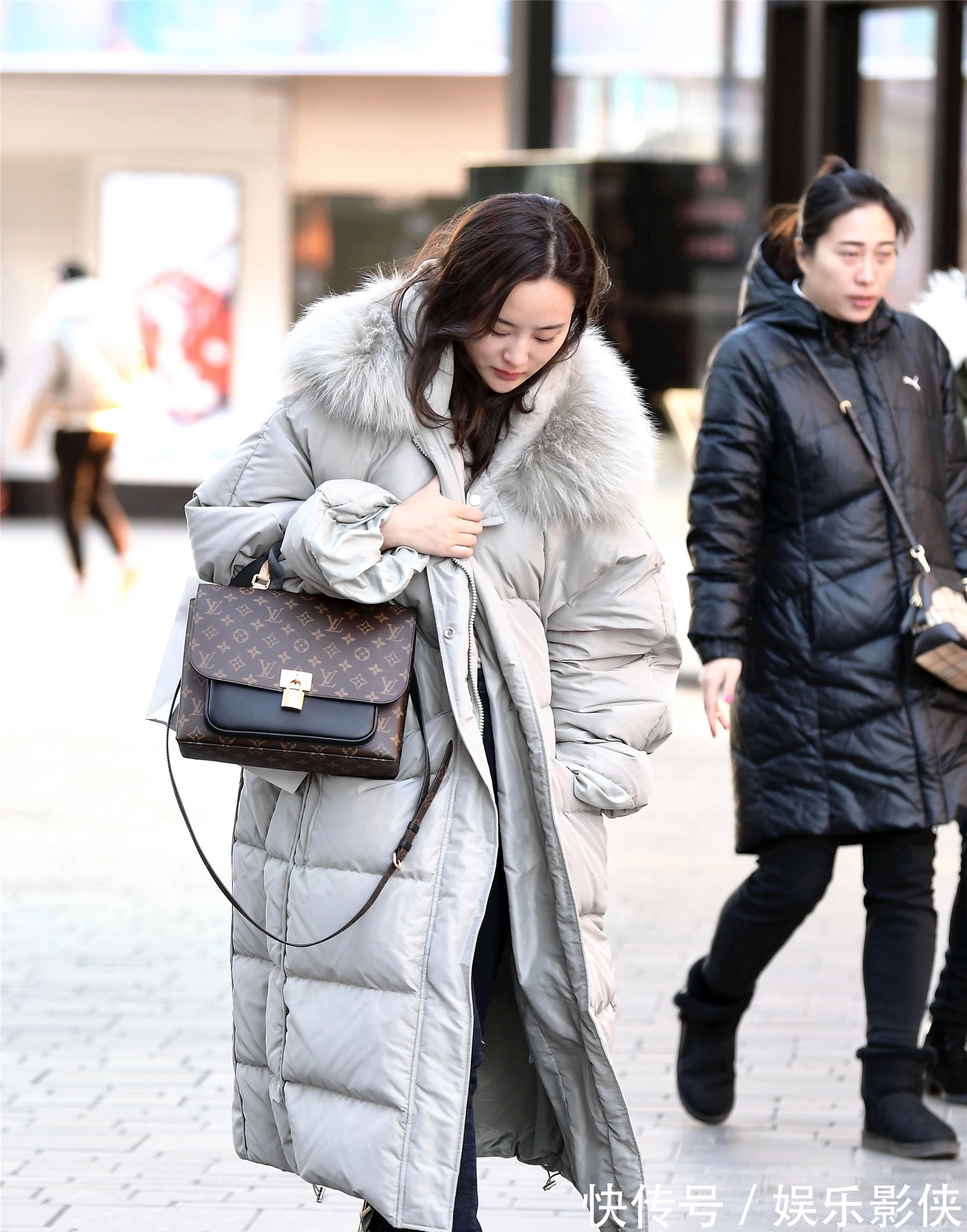 小姐姐|穿长款羽绒服,你会搭配一双什么样的鞋子?