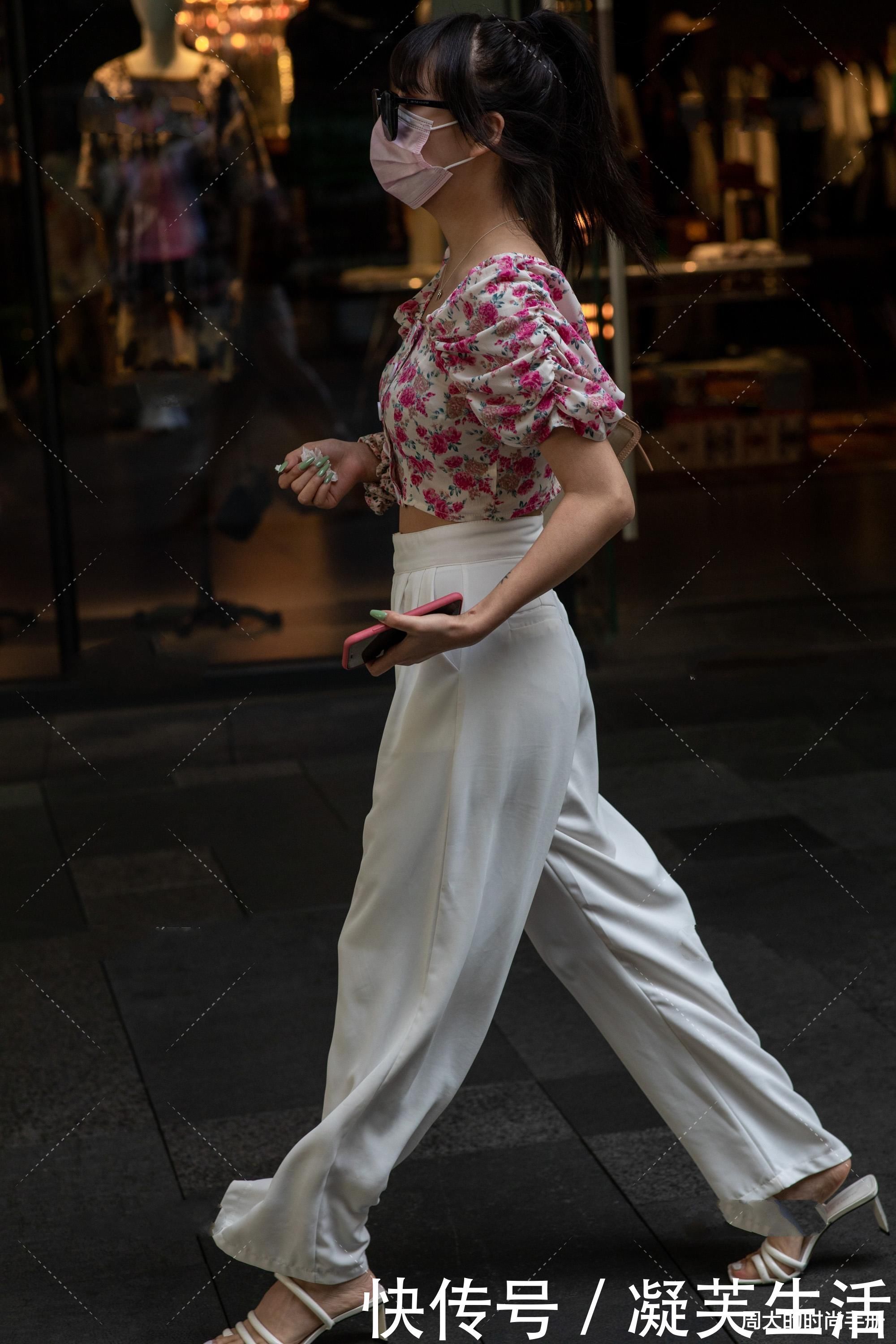 纯白色|纯白色阔腿裤搭配小碎花短上衣，娇俏亮丽，清爽大气