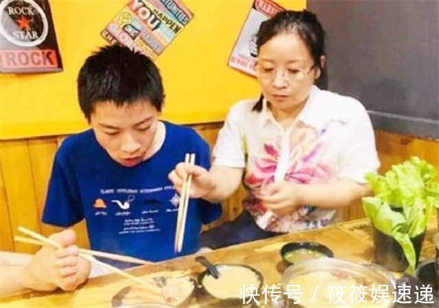 16岁男孩手写“印刷体”走红,获百万网友点赞,背后原因让人心酸