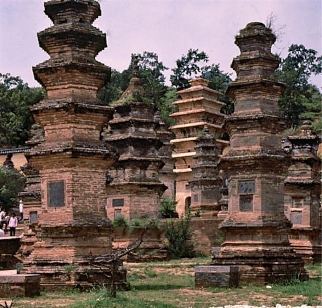 十地经|老照片直击80年代少林寺；商业气息渐浓，专心烧香的和尚