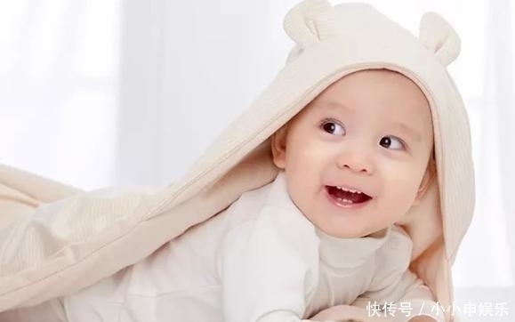 爸妈|奶爸哄娃睡觉,妈妈不放心去卧室查看,推门一看,气得妈妈笑喷了